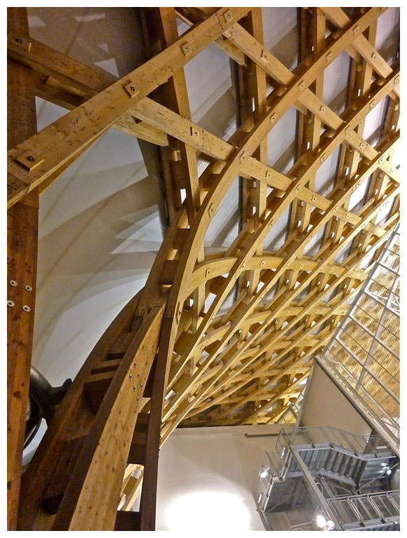 木構造系統：每個方向的木樑都是由兩層的木板組成，所以在每個交接點是由 6層的木板互相緊扣 龐畢度中心梅斯市分館 Centre Pompidou-Metz／坂茂 Shigeru Ban