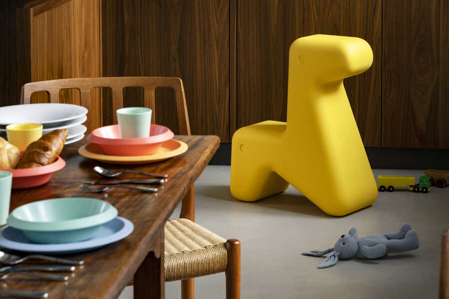 Alessi 兒童椅 Doraff 隨意擺放,和餐桌、散落地上的玩具也很搭配