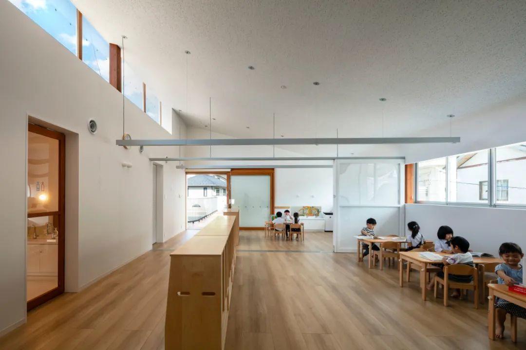 幼兒園室內空間,教室採用木地板及高窗採光