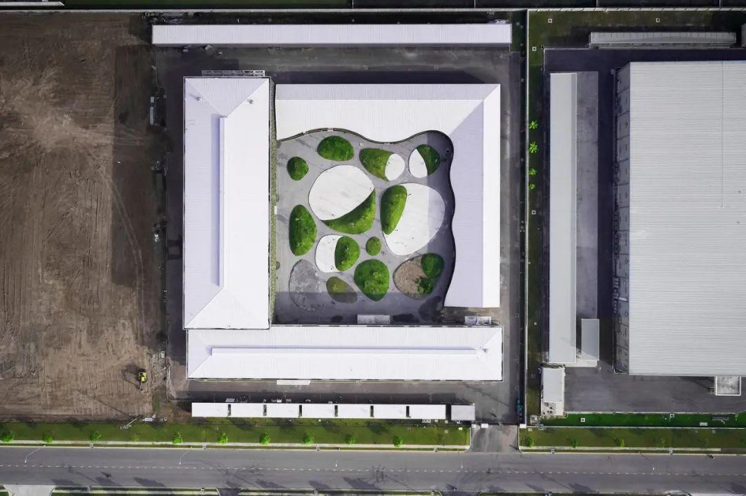 從空中鳥瞰 Jakob Saigon 工廠,景觀設計的造型也不像是傳統工廠會出現的曲線