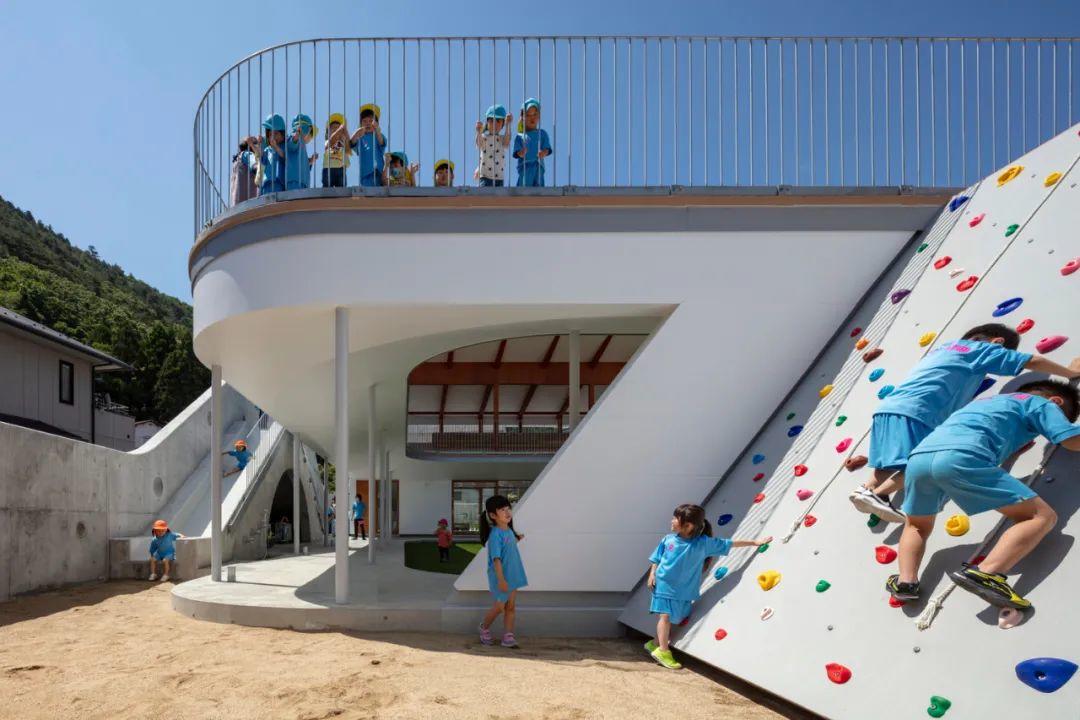 建築師在幼兒園的內部設計了一面兒童版的攀岩牆,以及多個不同尺度的樓梯,提供多樣的娛樂方式
