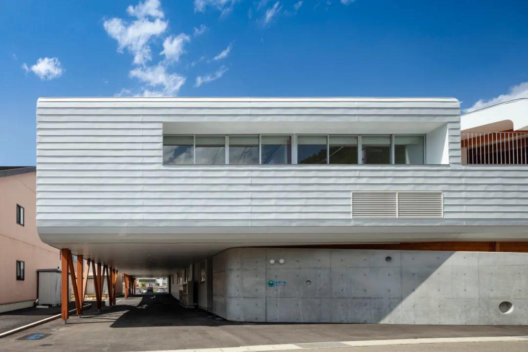 幼兒園局部空間架空在街道的上方,使得兒童可以在巨大的開放空間自由穿梭