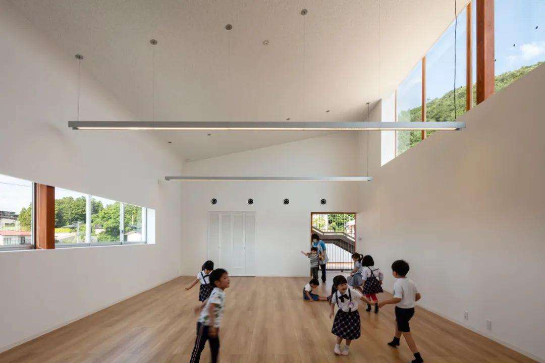 幼兒園室內空間,採用木地板及高窗採光