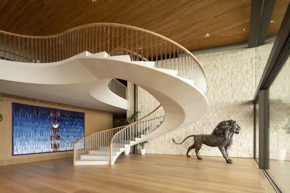 建築的核心區域，連接地面層與下層的樓梯成為空間中的亮點 ©Nigel Young / Foster + Partners