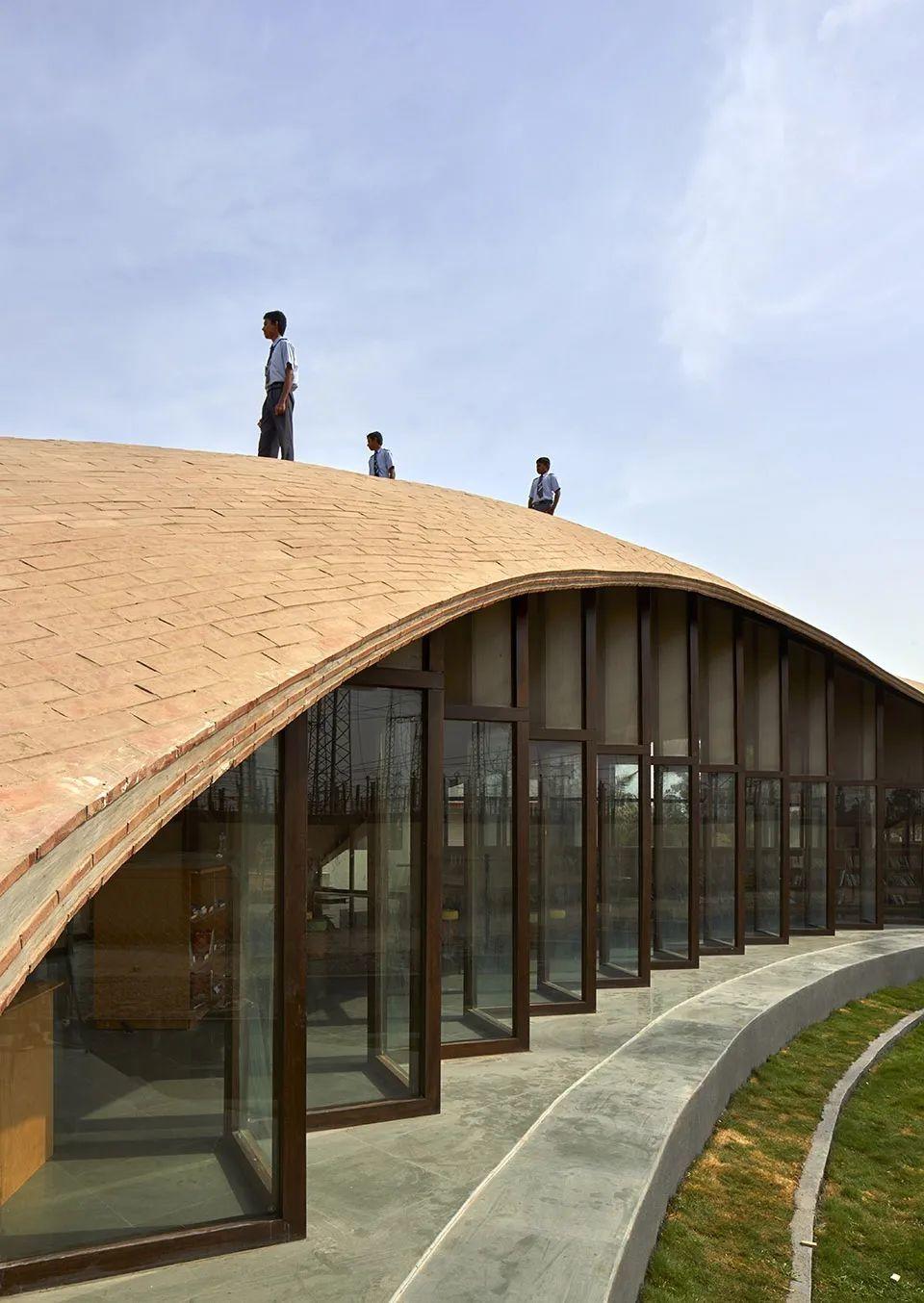 建築內部是學習的空間,屋頂則是遊戲場域 ©Edmund Sumner