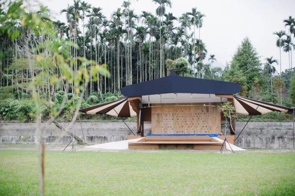 雲使用輕盈的帳篷材質，也可視需求拆下。 林山峰華德福國小_司令台／無有設計 劉冠宏 張光民 WDO