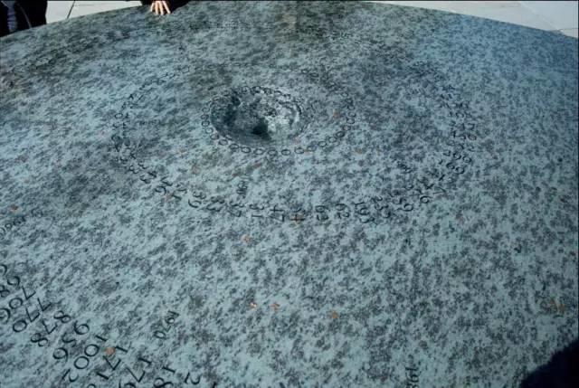 林瓔設計的耶魯大學的「女子桌」紀念雕塑