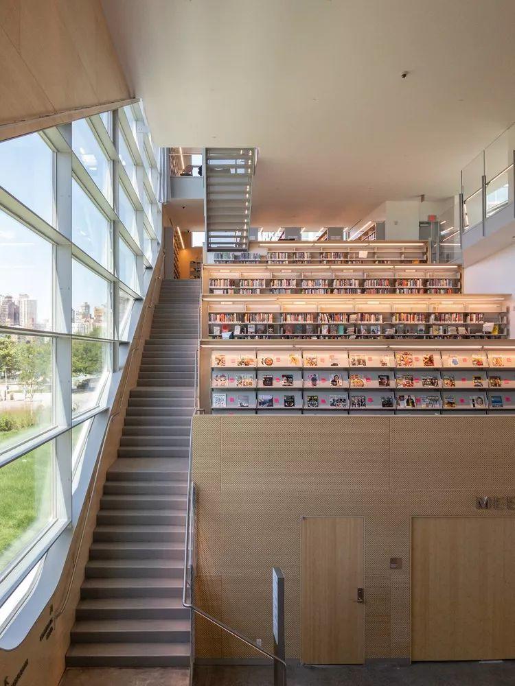 大階梯及大片書櫃 紐約獵人角社區圖書館(Hunters Point Community Library)©Steven Holl Architects