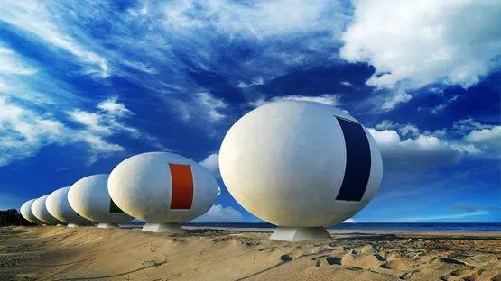 Yoon Space Design made mobile egg-shaped pods 「尹空間設計工作室」(Yoon Space Design)在韓國的海灘製作了可移動的蛋形豆莢屋