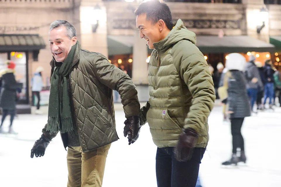 千禧公園的McCormick Tribune溜冰場位於密西根大道旁、「雲門」的正下方，每年冬天大約接待超過15萬名滑冰的訪客。在夏季，這裡會變成一個戶外餐廳。