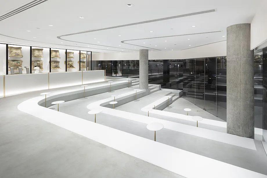 白色基調讓空間變得格外簡約,% Arabica咖啡館科威特品牌店/佐藤大 nendo