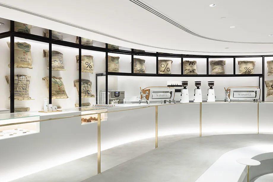 櫃臺區位於店內最高處,% Arabica咖啡館科威特品牌店/佐藤大 nendo