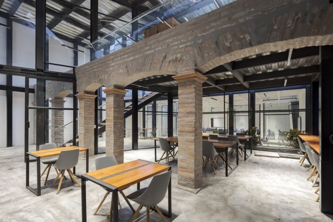 改造文化資產，厄瓜多大樓CACMU Verde／Procesos Urbanos