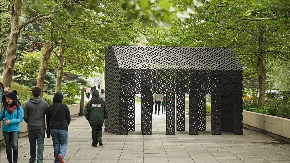 芝加哥藝術家Edra Soto為波音藝廊2019-2022年的展覽創作了名為「屏風屋」的藝術作品。波多黎各人的血統和背景是其作品的靈感來源