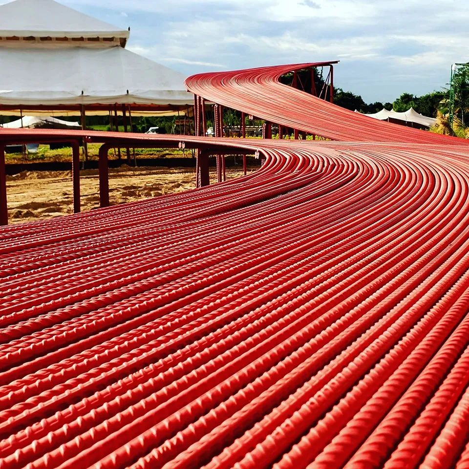 曼谷The Walk景觀步道共使用了83根直徑12公釐的鋼筋，水平並排彎曲，形成了人行步道的地板