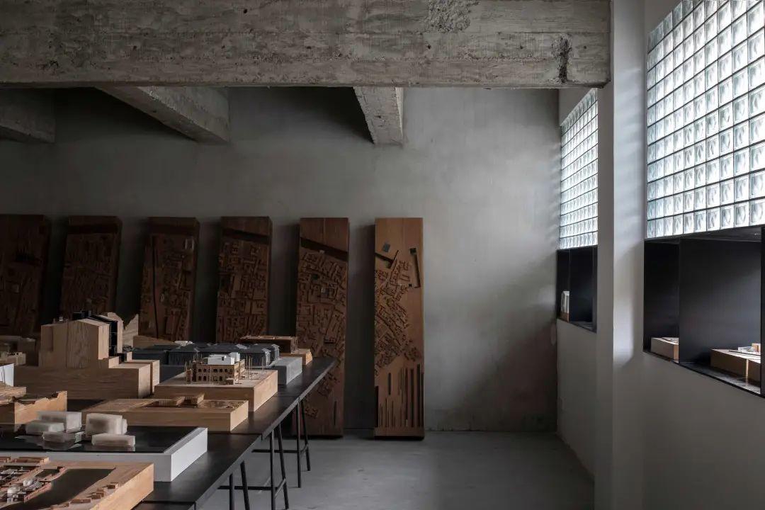 玻璃磚開窗,三樓模型展廳,如恩設計辦公室|Windowsinfilled with glass bricks, model gallery on the 3rd floor, Neri&Hu’s office