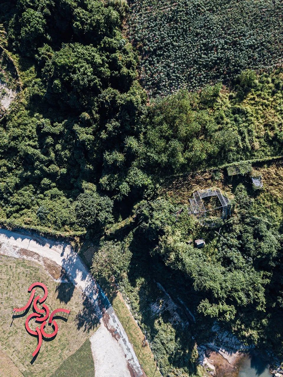 懸浮在草地上方的人行步道由八個彎曲的單體組成，每個單體寬1公尺，長度在12公尺～15公尺之間。不同單體高低起伏形成斜坡，整體面積達414平方公尺