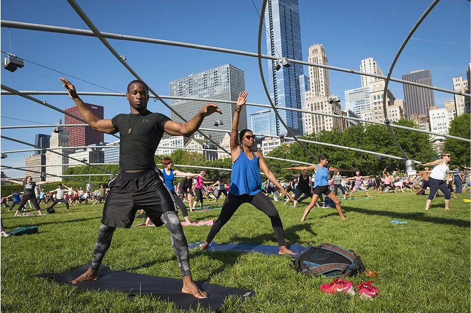 大草坪上的夏季健身繫列活動：以音樂會和電影聞名的普利茲克露天音樂廳，在夏日的早晨也會吸引大量觀眾前來參加免費的瑜伽課和健身課。