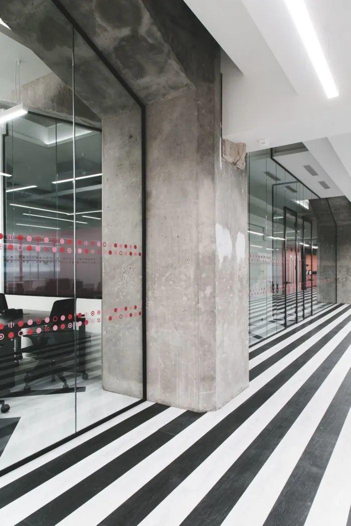 地板採用黑白條紋,Huckletree Ancoats共享辦公空間/OBI