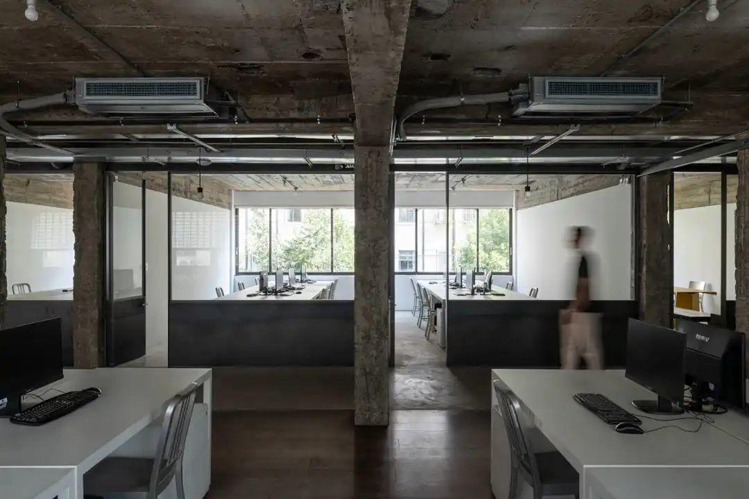 原建築的混凝土樑柱得以保留,二樓設計共和辦公室|Existing concrete post and beam constructions, Design Republic’s office on the 2nd floor