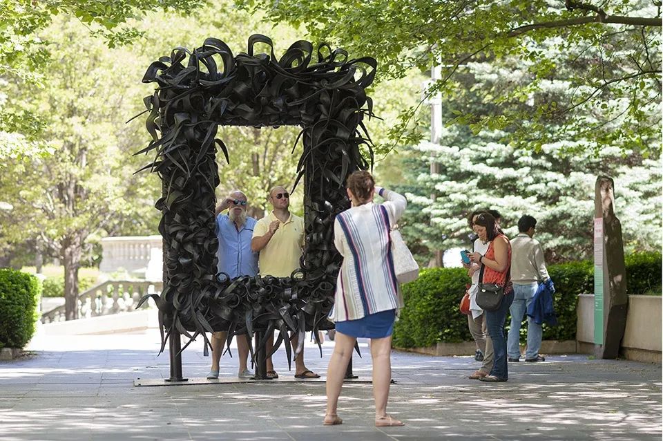 波音藝廊是千禧公園中的露天公共藝術空間，用於舉辦世界知名藝術家的臨時展覽。2017-2018年，Chakia Booker用不鏽鋼和回收輪胎創作的雕塑作品在此展出。