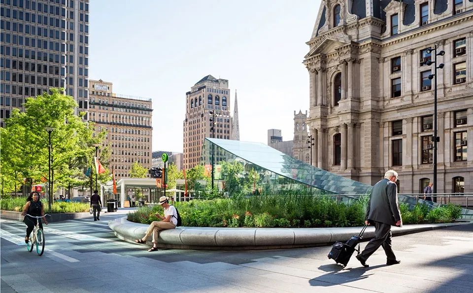 Dilworth公園：在將整個基地恢復至街道層之後，費城的景觀建築師事務所 OLIN 團隊在其中置入了公交通道、咖啡廳、草坪和一個動態噴泉。植栽界定出活動基地，同時有助於降低來自街道的噪音。