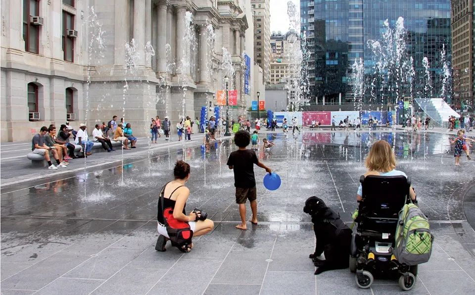 戲幕噴泉：公園代表性的無障礙噴泉致敬了中央廣場的悠久歷史，它曾是費城的第一座供水廠和公共噴泉。