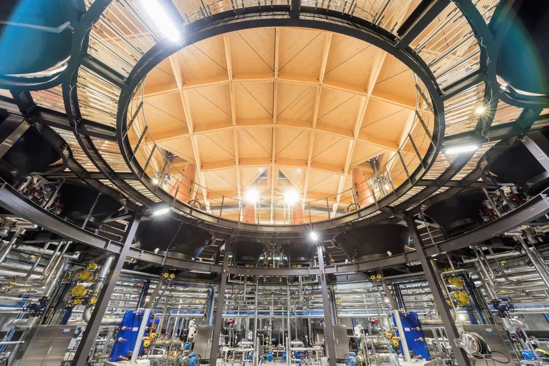 麥卡倫酒廠及訪客體驗中心The Macallan Distillery & Visitor ExperienceArup與長期合作的RSHP建築師事務所(Rogers Stirk Harbour + Partners)攜手實現了一座現代化威士忌酒廠,將釀造流程與訪客體驗中心融合在同一片巨大屋簷下。©John Paul Photography