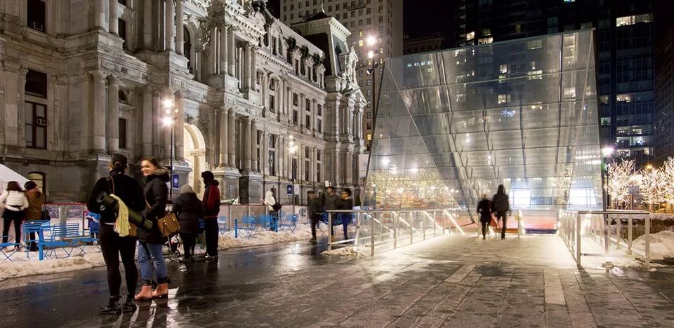 顯著改善公共動線：新建的玻璃涼亭和四部電梯為在公園附近（10分鐘步行距離）工作的近15萬名專業人士提供了邊界的通勤路徑。