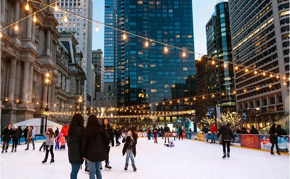 四季皆宜的景觀：冬天，噴泉的一部分區域會改造為溜冰場。人們於晚上在公園中聚集、滑冰和社交。