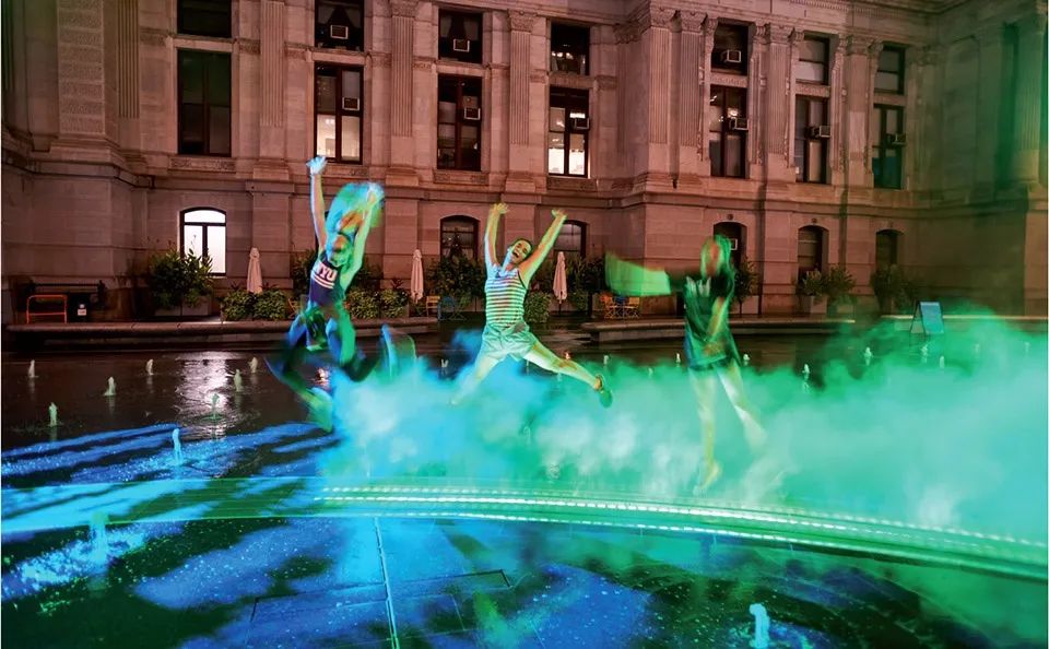 藝術、交通和公共領域的交匯點：噴泉中設置了藝術家Janet Echelman創作的動態藝術作品。水霧和光帶會隨著下方的交通路線即時地擺動，在白天和夜晚活化廣場的氛圍。