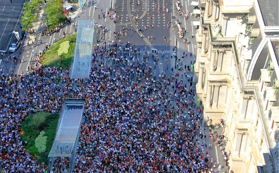 適用於各種活動的靈活空間：平坦而靈活的表面使公園能夠承載各種前所未有的活動。僅在2018年，公園就舉辦了250多場活動，接待了1080萬名訪客。