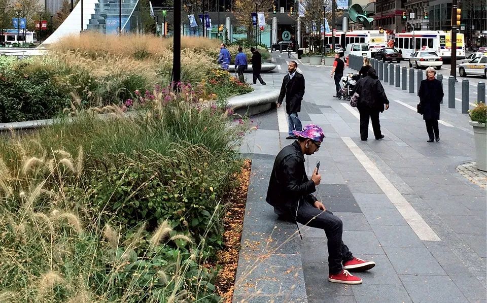 聚會場所：公園在尺度和機能上實現了巧妙的平衡，創造出舒適的、能夠同時適應於大型聚會和個人及小型活動的基地。