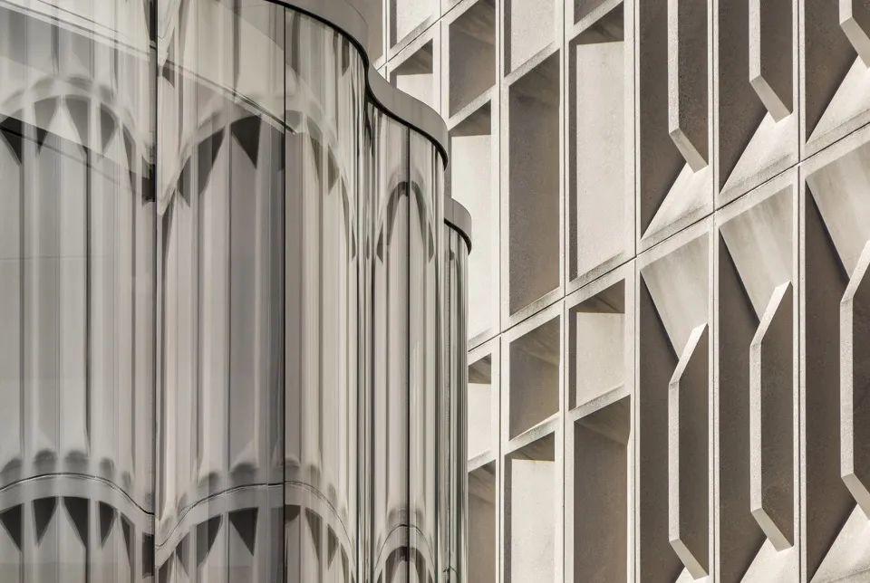 耶魯大學創新思維中心(The Yale University Center for Innovative Thinking)/WEISS / MANFREDI 玻璃立面細部©Jeff Goldberg