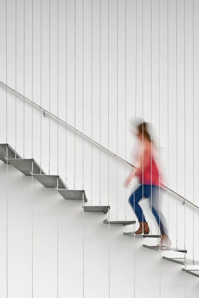 560片太陽能板覆蓋立面的綠建築,加拿大Edge辦公大樓/Dub Architects