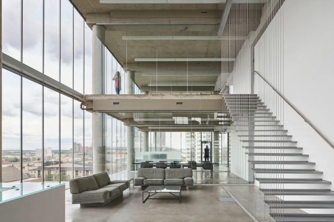 560片太陽能板覆蓋立面的綠建築,加拿大Edge辦公大樓/Dub Architects