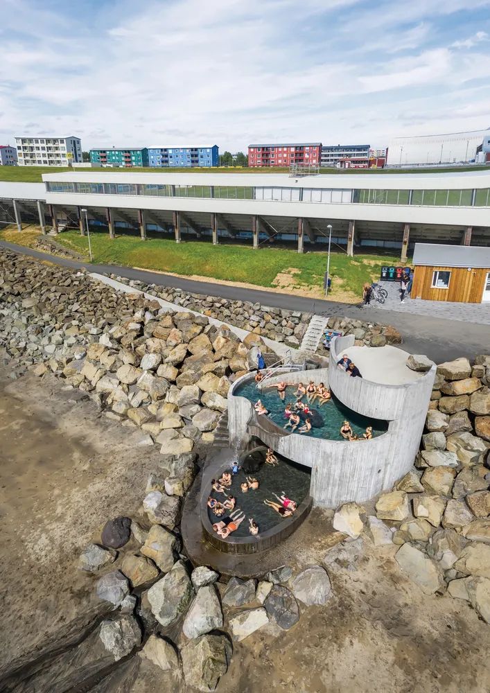 冰島海邊Guðlaug公共溫泉／BASALT Architects 冰島Guðlaug公共浴場位於Langisandur沙灘的岩石屏障旁，面向廣闊的北大西洋，是對單一建築介入環境所可能產生積極影響的實驗，試圖探索海洋和其他元素間的互動可能