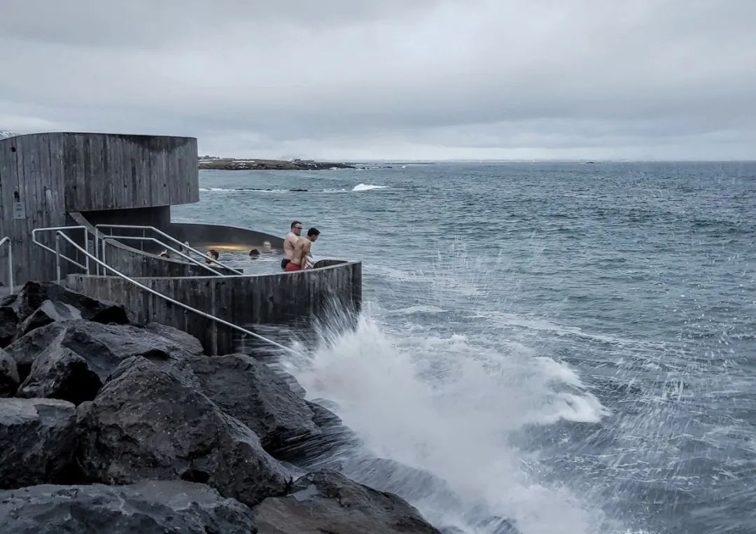冰島海邊Guðlaug公共溫泉／BASALT Architects 興建浴場的資金來自Jón Gunnlaugsson和Guðlaug Gunnlaugsdóttir紀念基金會，他們在生前對阿克拉內斯 (Akranes)當地的社區發展發揮了至關重要的推動作用，不足的經費則來自當地政府撥款。Guðlaug公共浴場的設計理念相當簡單，即在沙灘上放置一個溫泉池