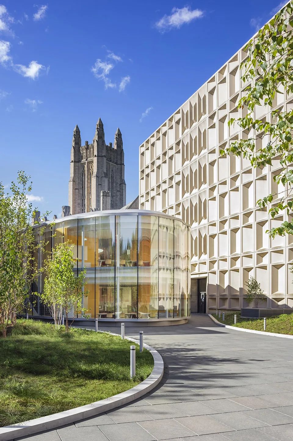 耶魯大學創新思維中心(Tsai Center for Innovative Thinking at Yale)由紐約建築事務所Weiss/Manfredi設計,位於新罕布夏州紐黑文市的耶魯大學校園內。這座12,500平方英呎的兩層橢圓形建築,坐落於Becton中心後方,與周圍的哥德式建築形成鮮明對比