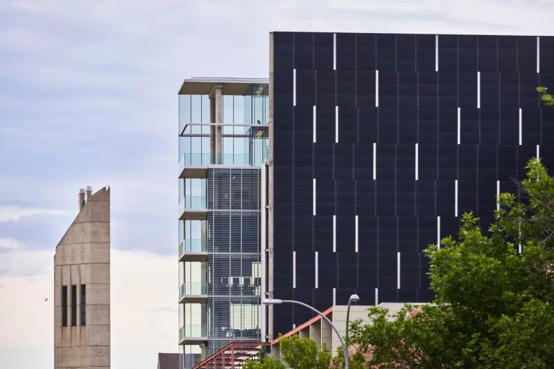 560片太陽能板覆蓋立面的綠建築,加拿大Edge辦公大樓/Dub Architects