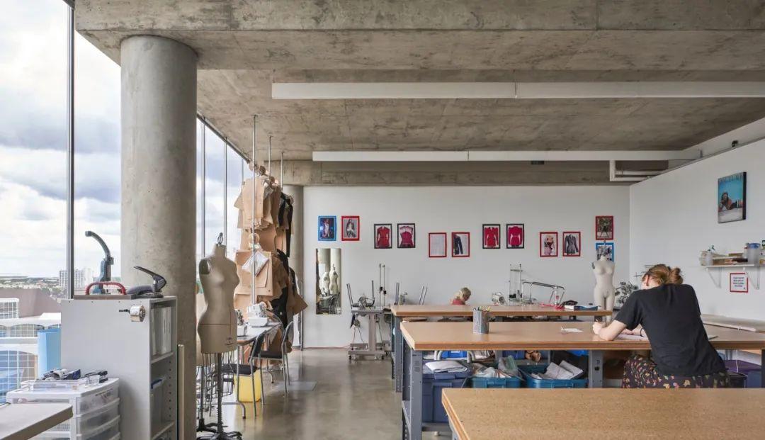 560片太陽能板覆蓋立面的綠建築,加拿大Edge辦公大樓/Dub Architects