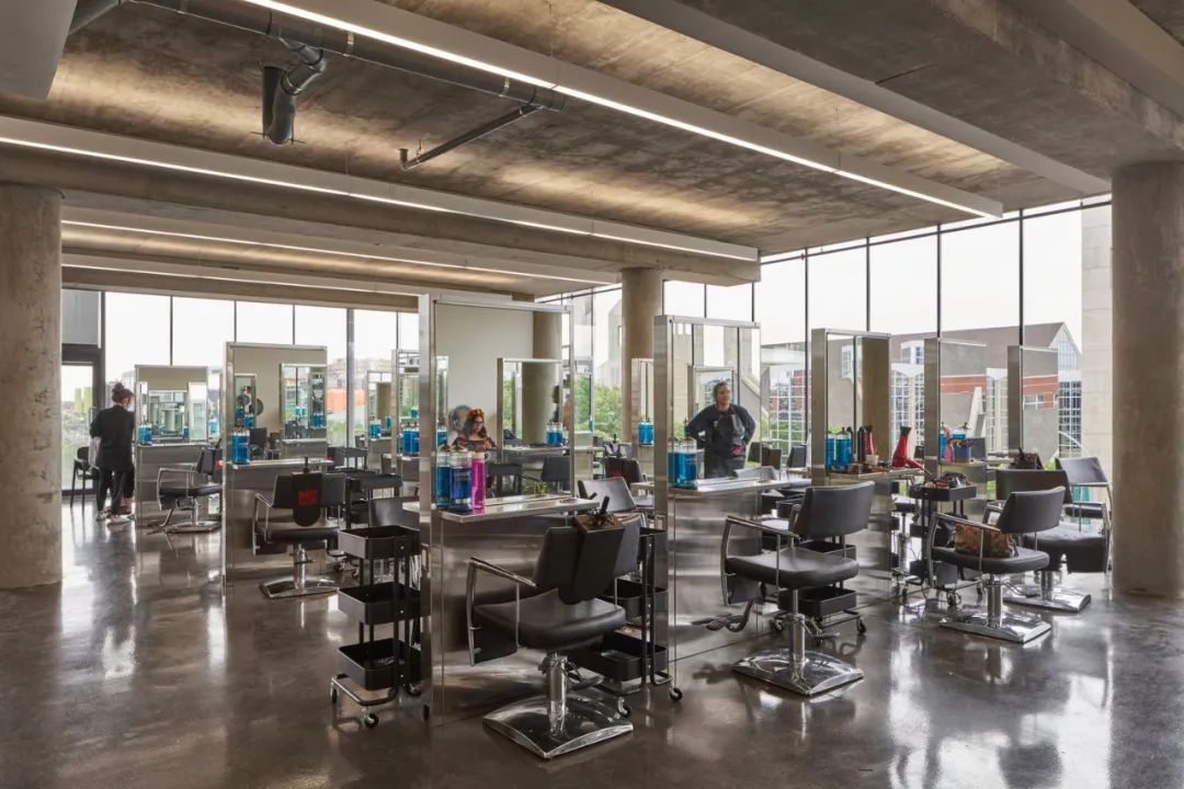 560片太陽能板覆蓋立面的綠建築,加拿大Edge辦公大樓/Dub Architects