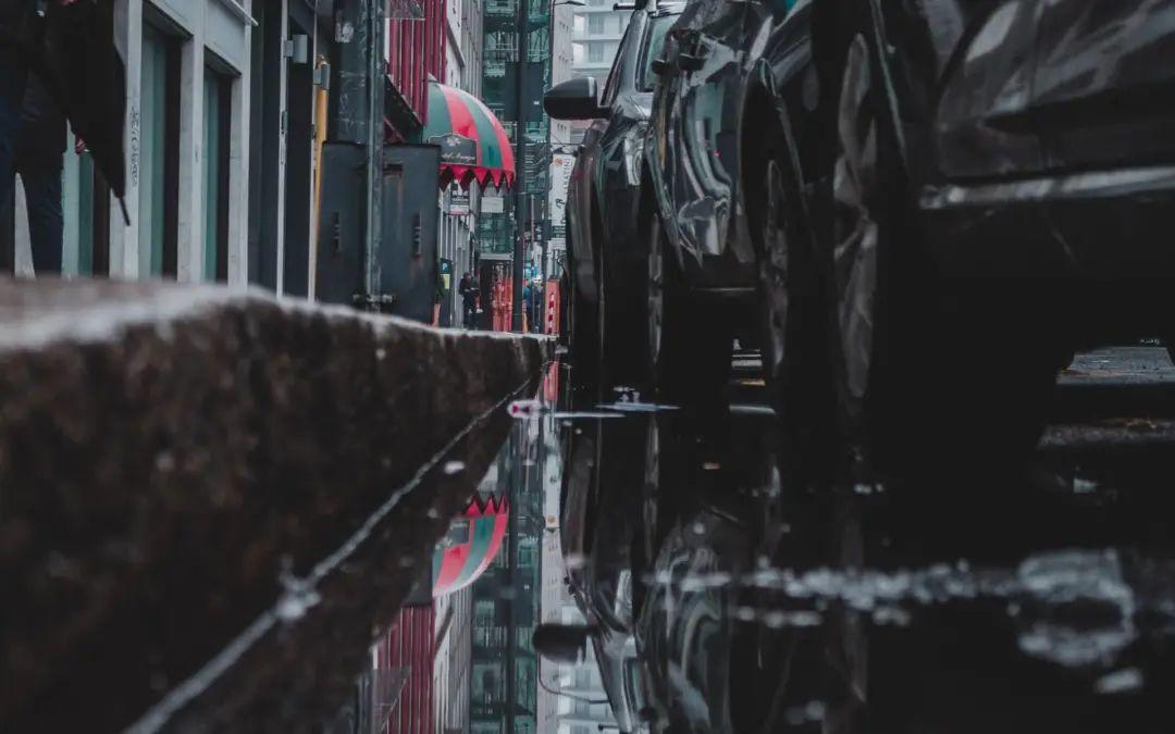 雨天路面積水會影響停車位辨識,圖片來自:unsplash.com