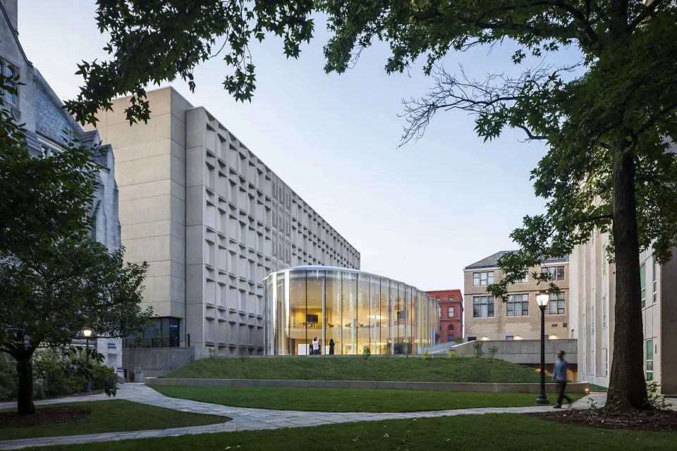 建築坐落於耶魯校園中心附近既有的廣場平台之上©Albert Večerka 耶魯大學創新思維中心(The Yale University Center for Innovative Thinking)/WEISS / MANFREDI
