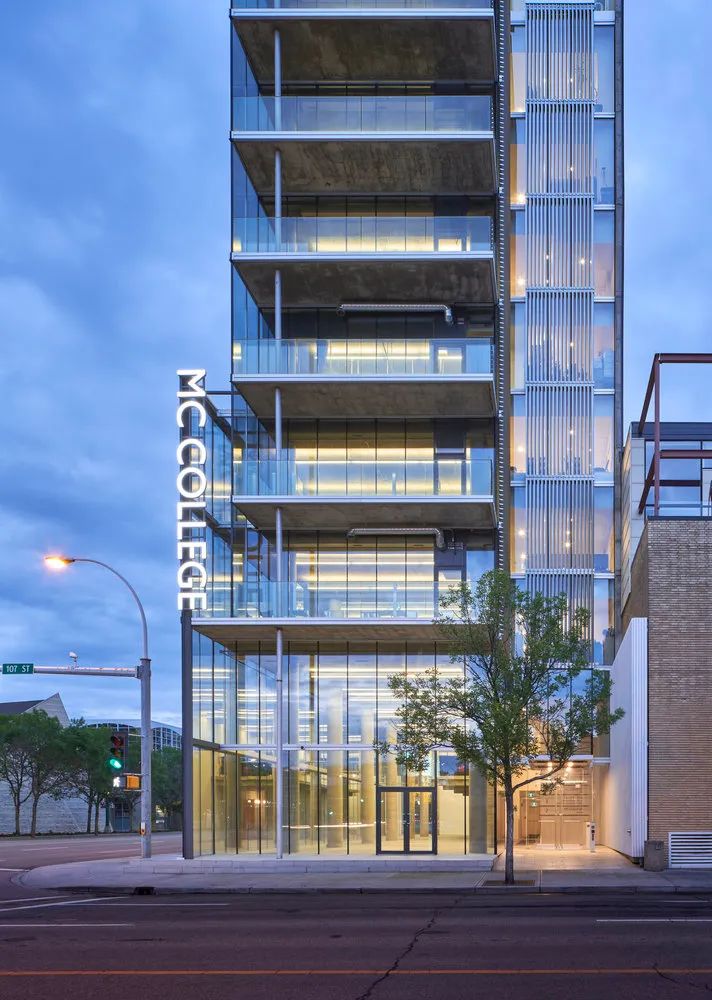 560片太陽能板覆蓋立面的綠建築,加拿大Edge辦公大樓/Dub Architects