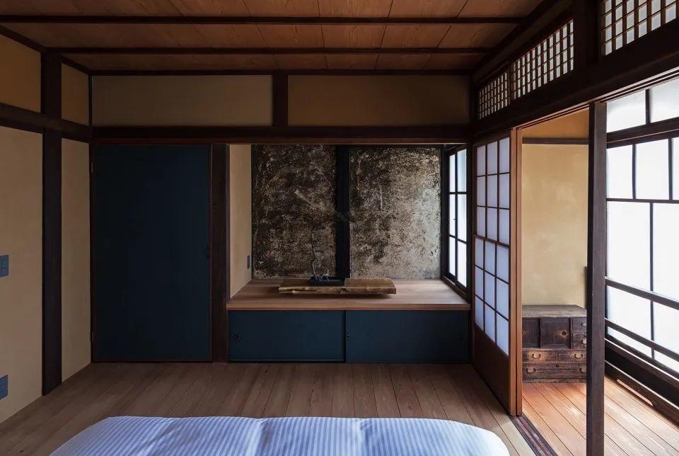 床的對面是一幅現代盆景 京都系列假日居所Kyoto Maana Kamo／Maana Homes