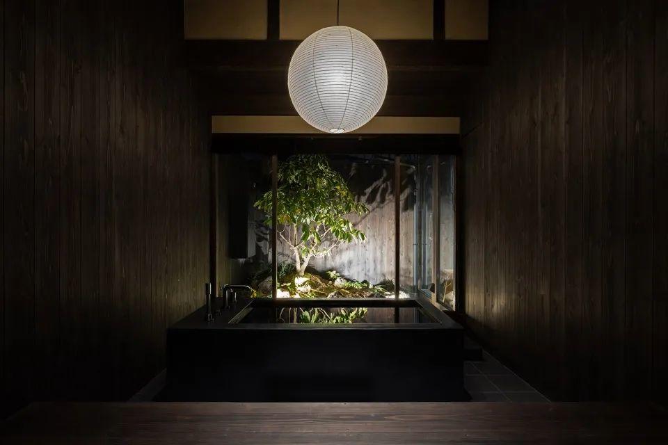 浴缸和庭院夜間景觀 京都系列假日居所Kyoto Maana Kamo／Maana Homes