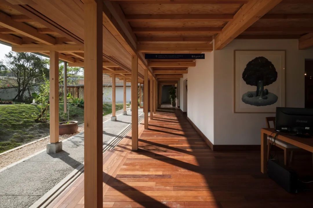木構造形成的半戶外空間,空之森診療所/手塚建筑研究所Tezuka Architects