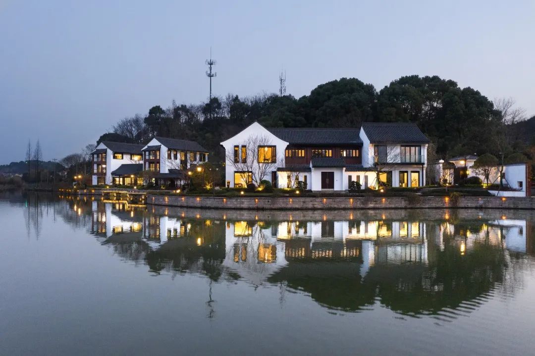 基地位於鑑湖水畔,紹興金昌商學院/零壹城市建築事務所