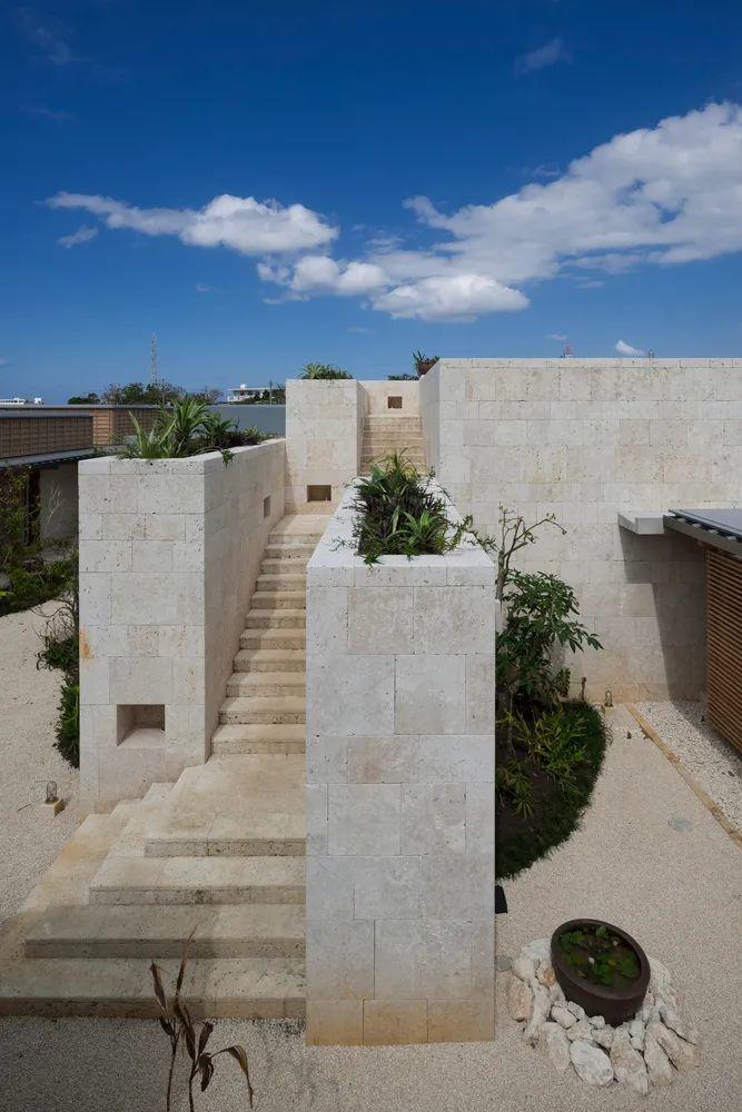 宛如首里城基座,空之森診療所/手塚建筑研究所Tezuka Architects